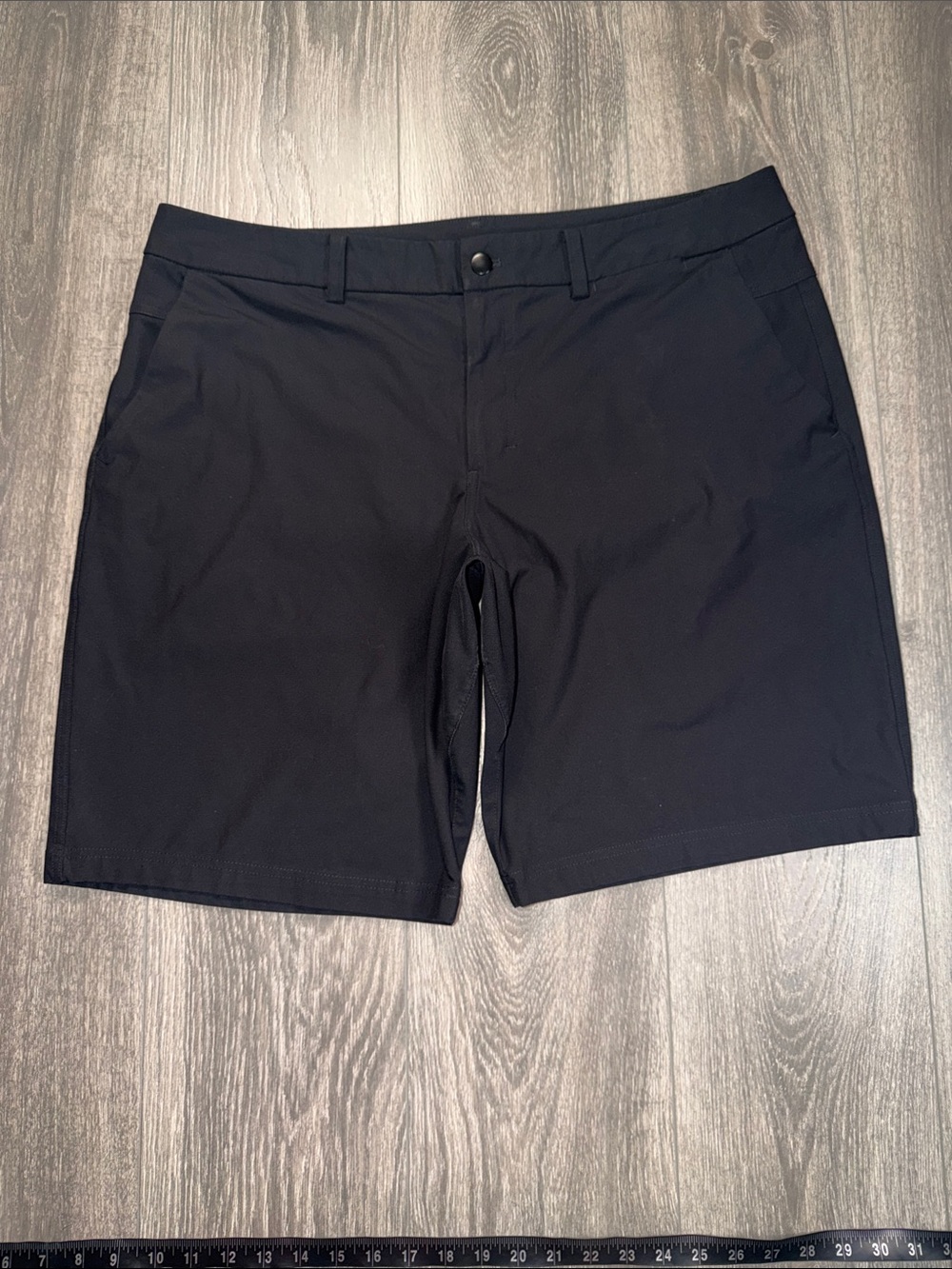 lululemon athletica Black Flat Front Men's Shorts 38
